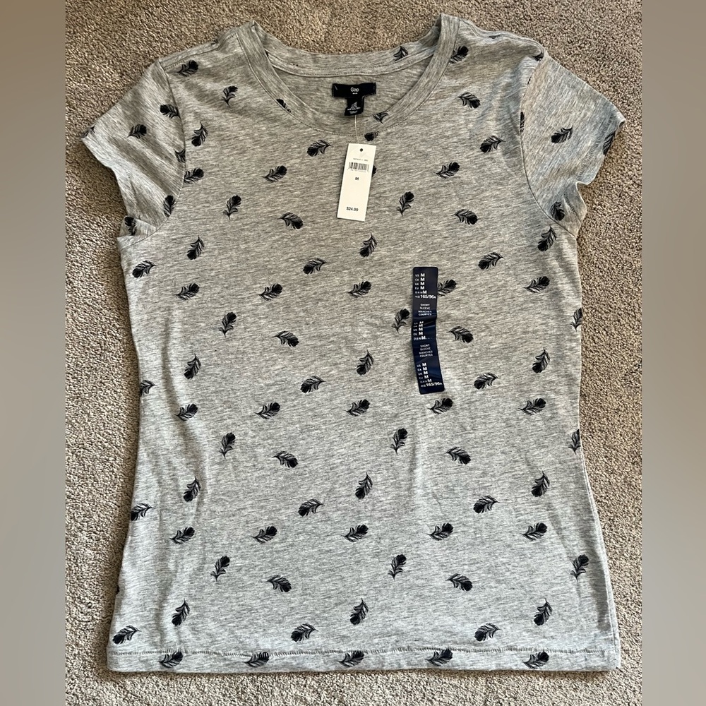 🌸NWT🌸 GAP Women’s cap sleeve t shirt. Size medium.